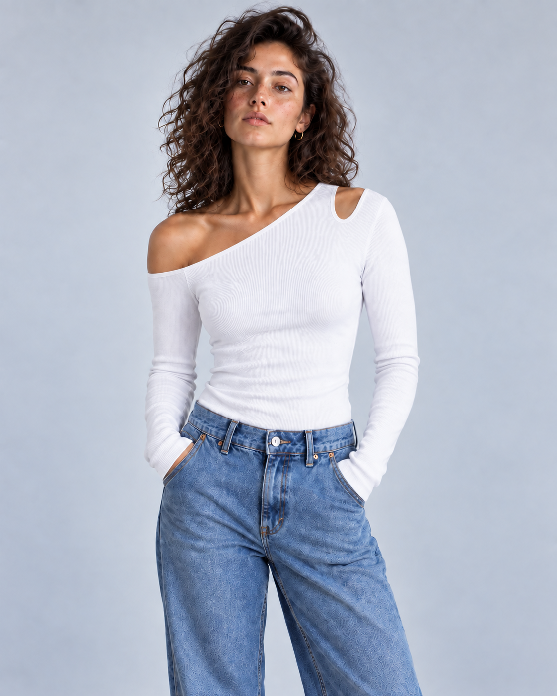 ANGLE — Asymmetrisches Top mit Schulter-Cut-out — Vorderansicht