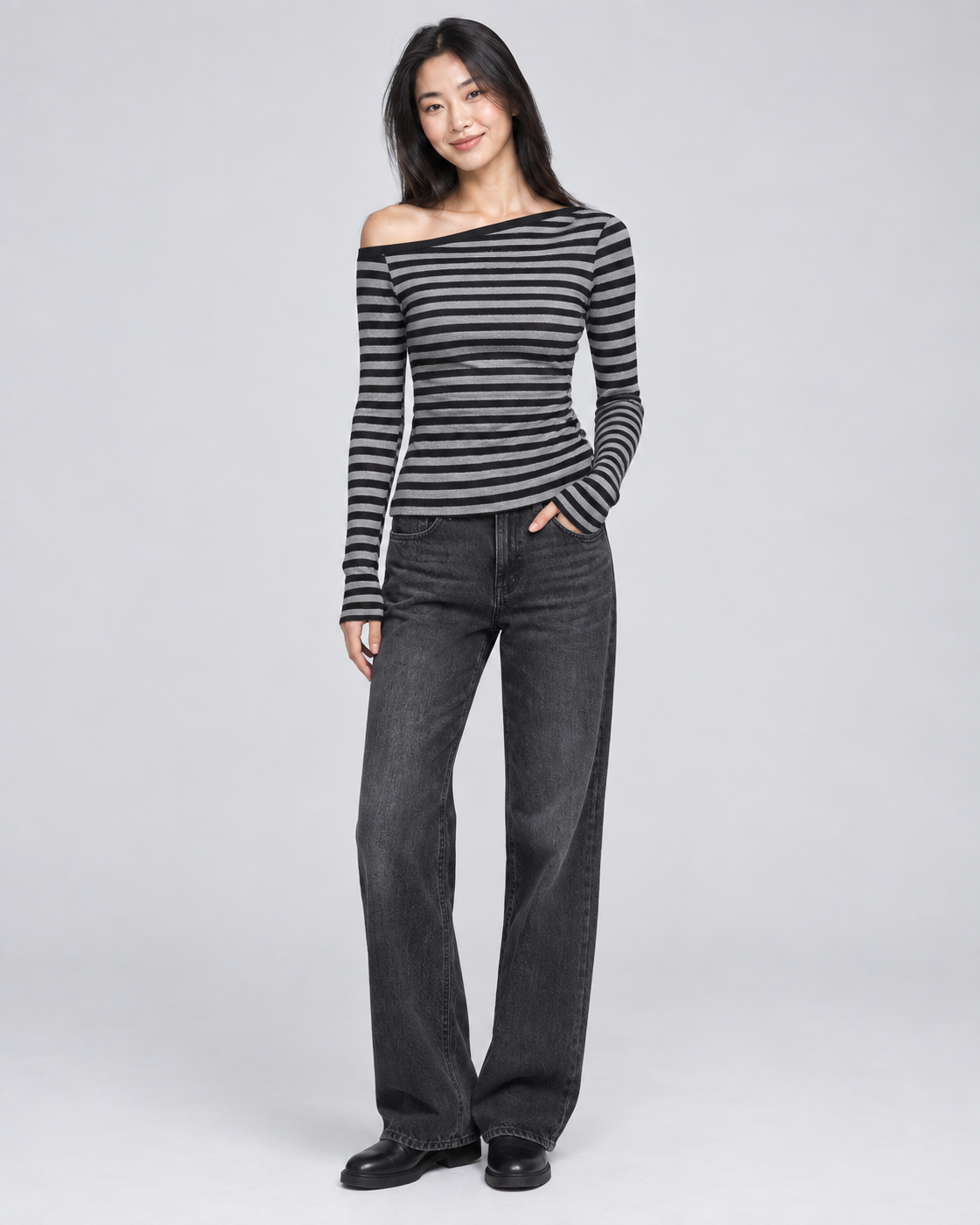 RIOT — Striped off-shoulder top